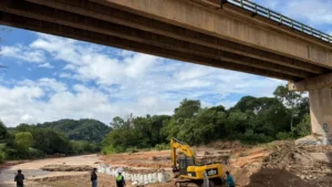 ¡Valles en emergencia! ABC activa cinco frentes en la ruta, pero comunidades siguen aisladas y sin auxilio