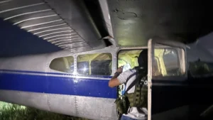 Avioneta sin matrícula cae en Cotoca, tripulantes huyen y activan investigación por posible nexo con ilícitos