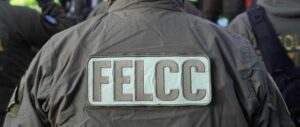 ¡HORROR EN TARIJA! Hijo mata a su madre, luego busca a su padre para asesinarlo y termina baleado al atacar a policías con un machete
