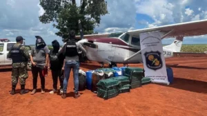 Condenan a piloto boliviano a 14 años de cárcel por transportar 265 kilos de cocaína en Paraguay