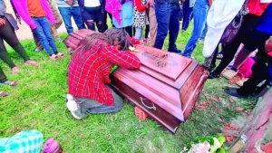 Adolescente de 15 años murió tras denunciar años de abuso; su tío está prófugo y su madre fue enviada a prisión